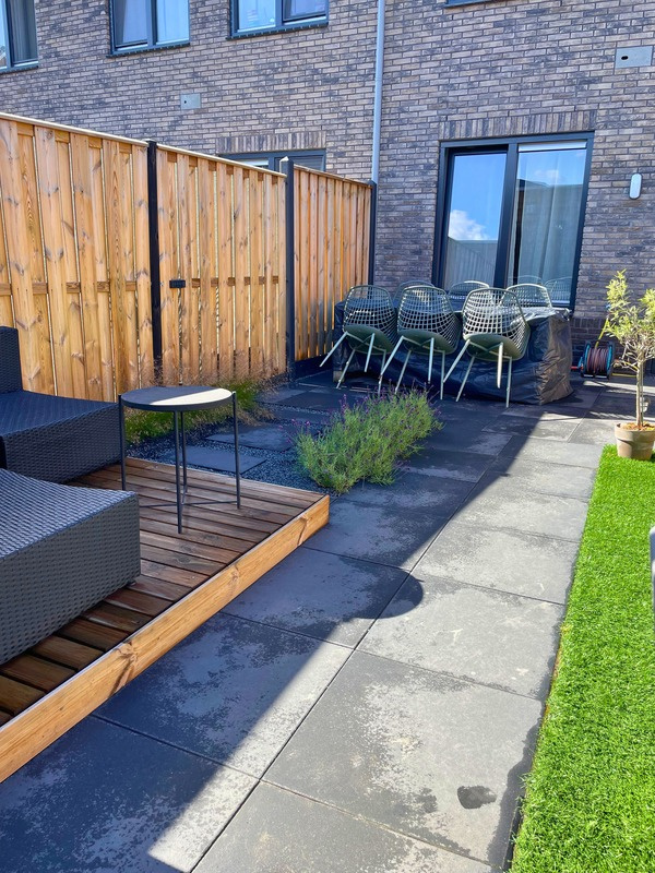 Achtertuin met terras en vlonder