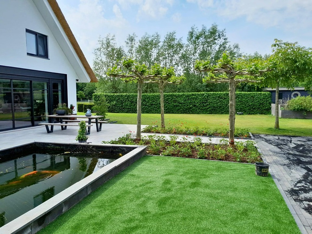 Strakke tuin met vijver