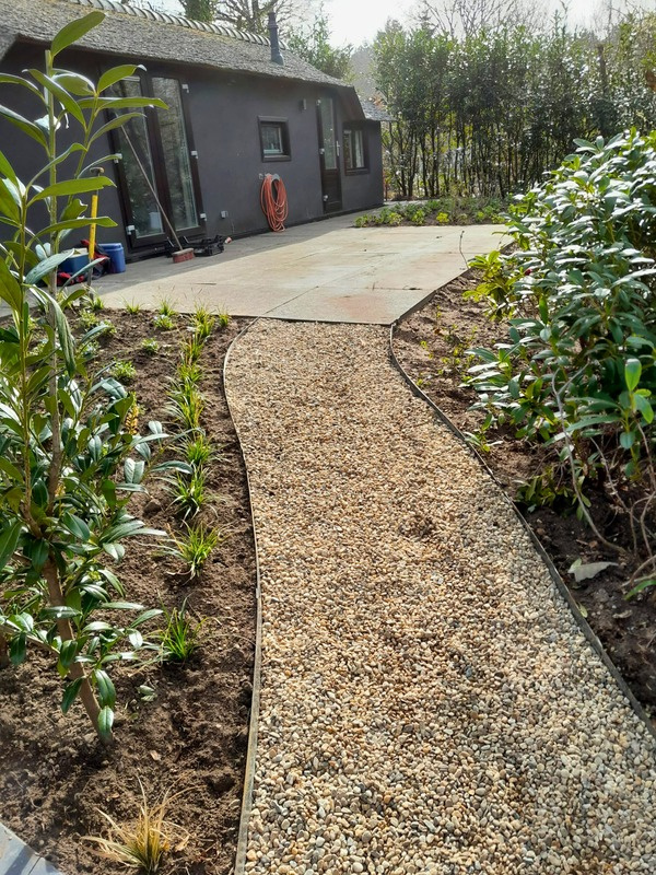 Tuinpad en borders vernieuwd